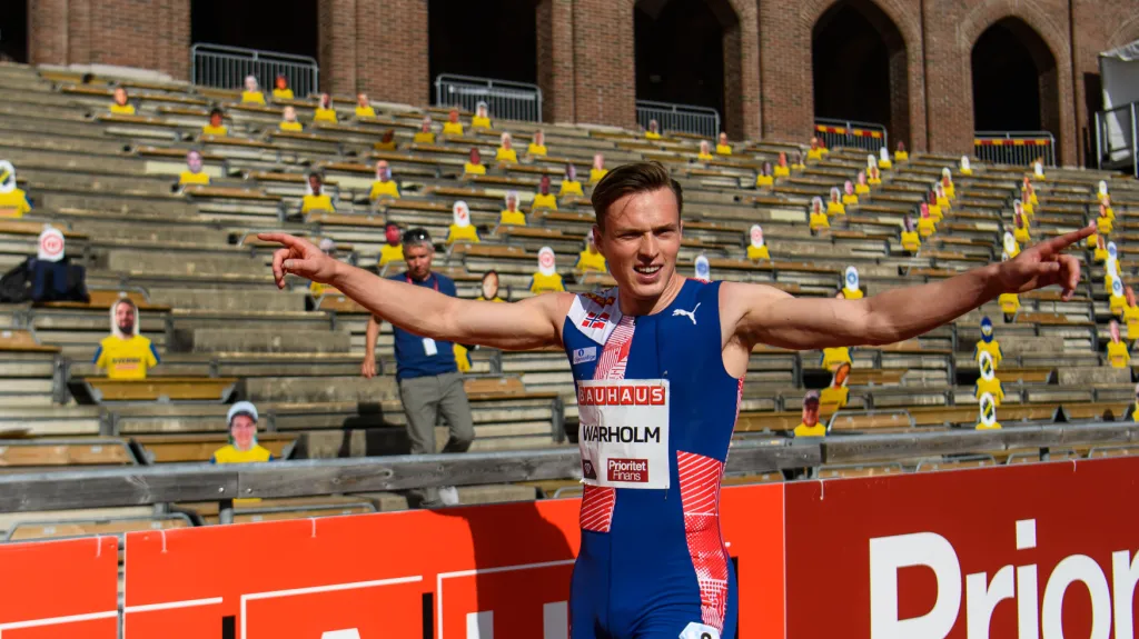 Karsten Warholm slaví vítězství ve Stockholmu