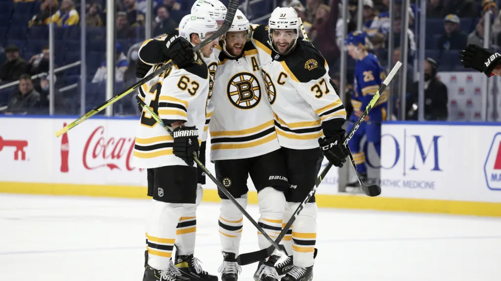 Hokejisté Bostonu slaví Pastrňákův gól