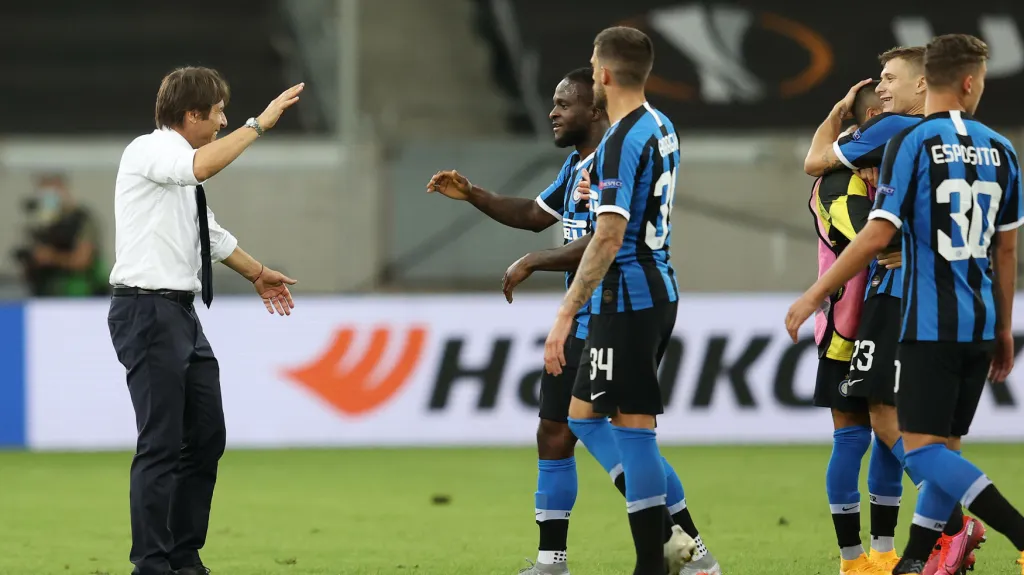 Spokojený Antonio Conte s hráči Interu