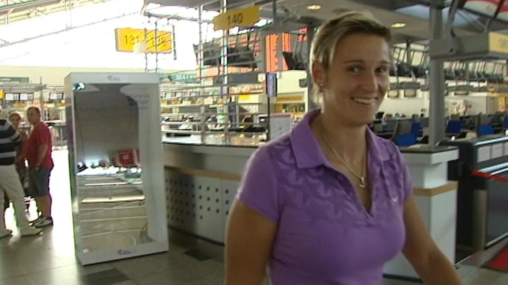 Barbora Špotáková na letišti