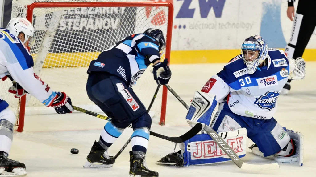 Radan Lenc z Liberce (uprostřed) střílí gól do sítě Brna