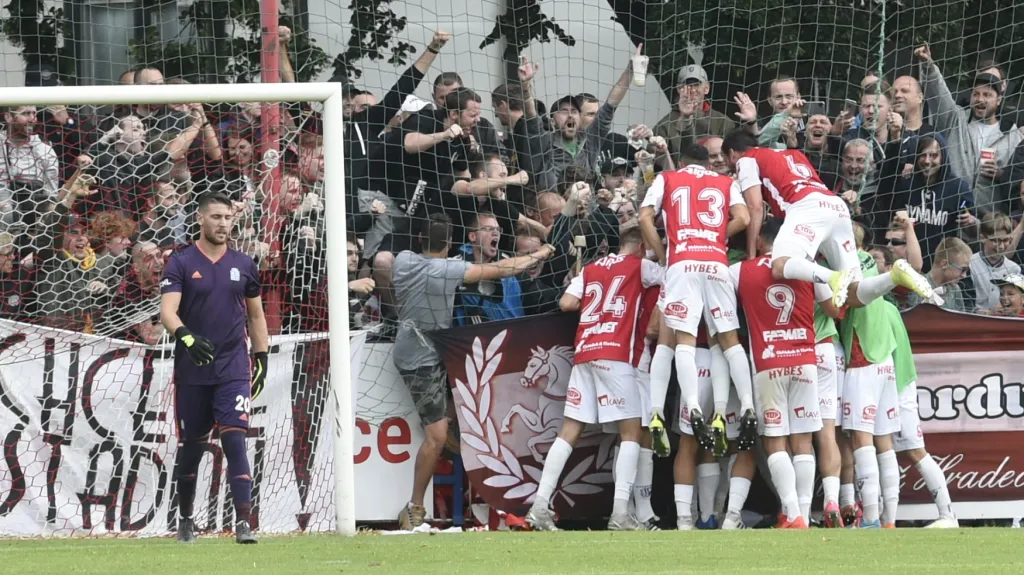 Fotbalisté Pardubic oslavují gól v utkání s Vyšehradem