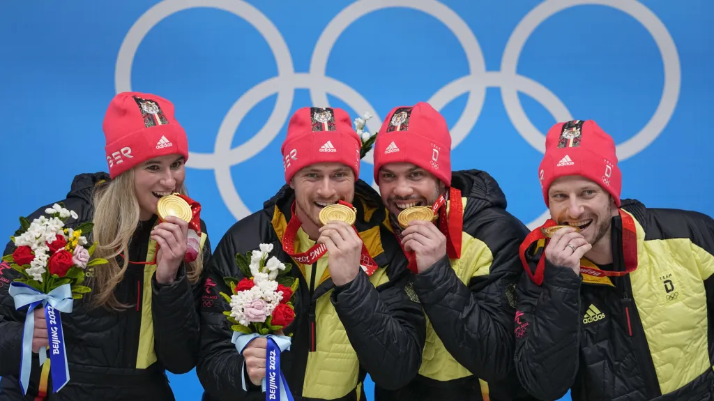 Němečtí sáňkaři po výhře v soutěži týmů