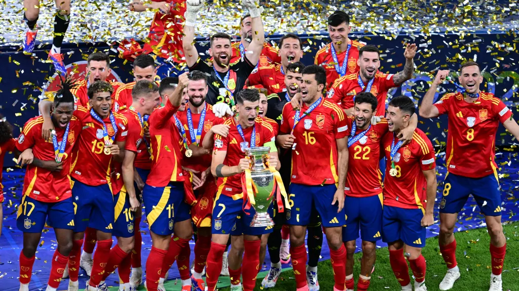 Fotbalisté Španělska se radují z vítězství na Euru
