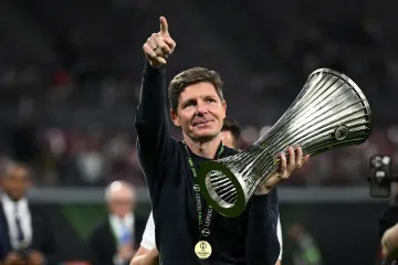 Oliver Glasner s pohárem pro vítěze Konferenční ligy