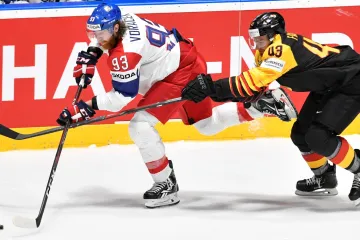 Kapitán Jakub Voráček si chrání puk před Němcem Gerritem Fauserem