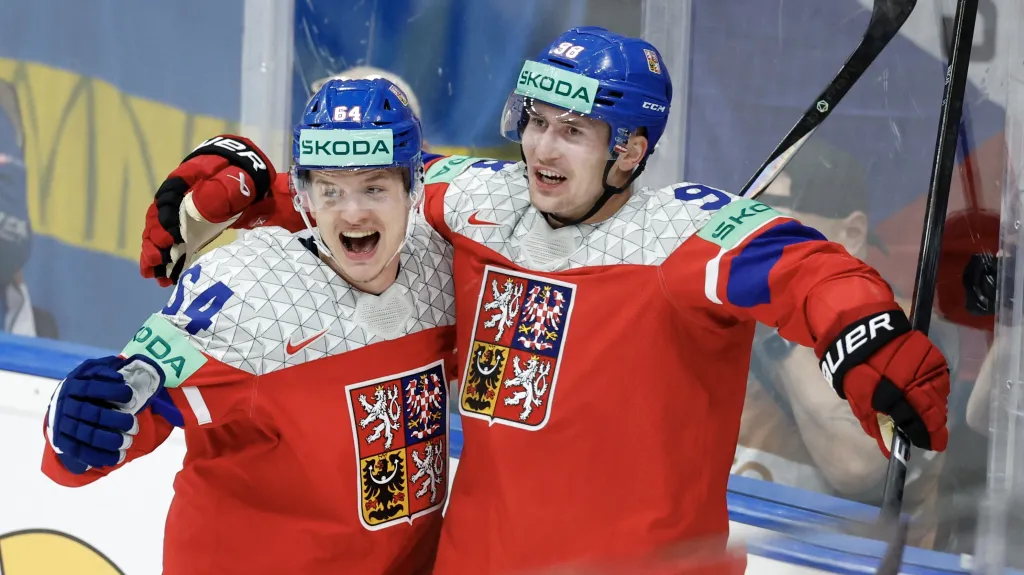 Martin Nečas slaví gól v semifinále MS v Praze s Davidem Kämpfem