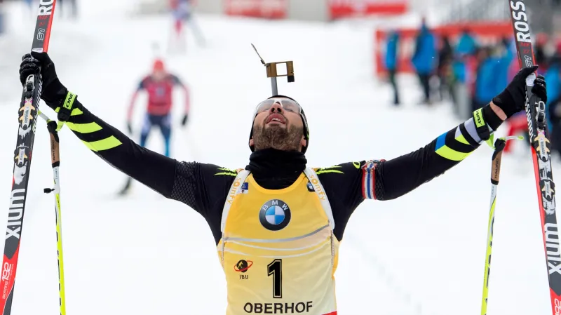 Sestřih závodu s hromadným startem biatlonistů v Oberhofu