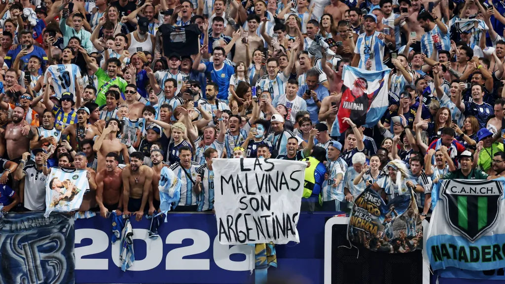 Fanoušci Argentiny s kontroverzním transparentem