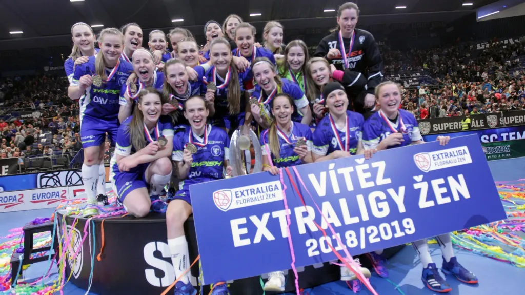 Radost vítkovických florbalistek po zisku titulu