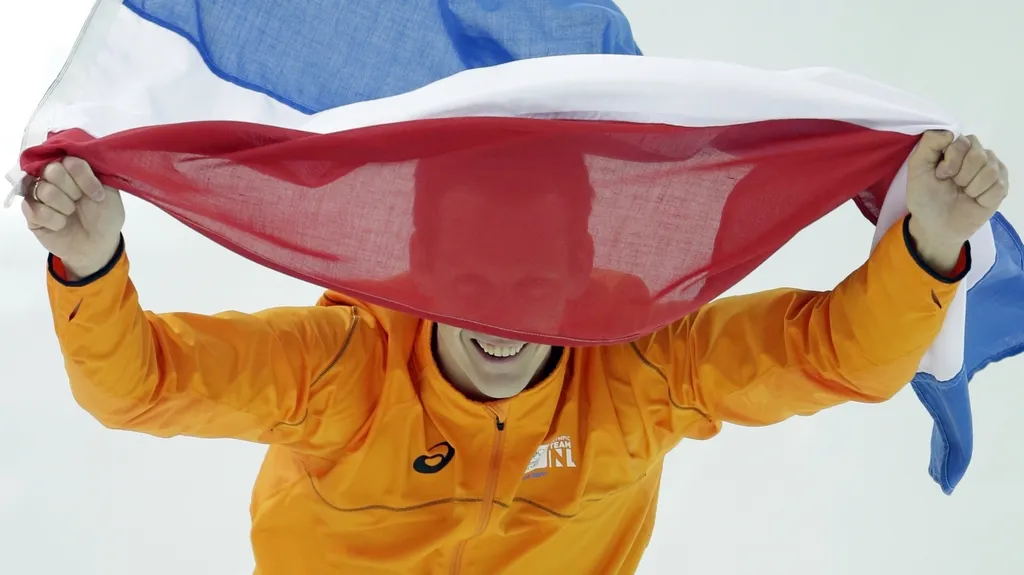 Stefan Groothuis  krouží po oválu s nizozemskou vlajkou