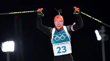 Laura Dahlmeierová se raduje při dojezdu do cíle sprintu