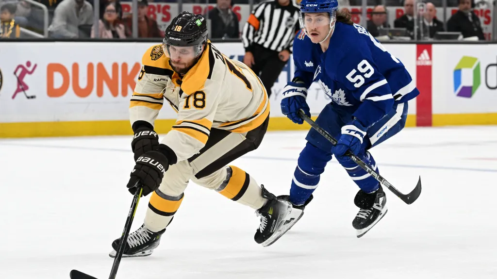 Pavel Zacha z Bostonu (vlevo) v utkání s Torontem