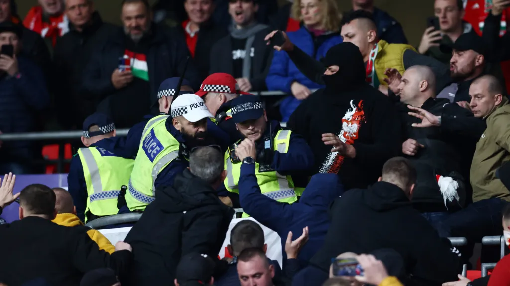 Maďarští fanoušci se ve Wembley porvali s policií