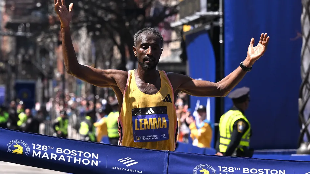 Etiopan Sisay Lemma v cíli maratonu v Bostonu