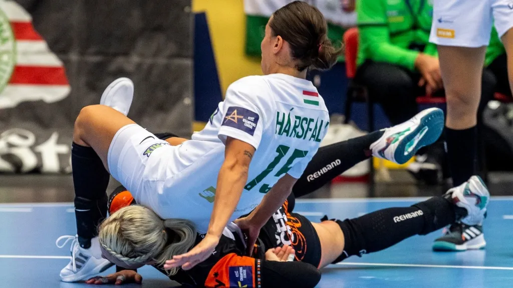 Júlia Hársfalviová padá na Veroniku Andrýskovou