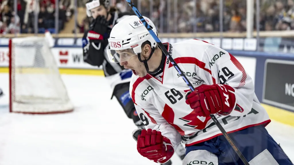 Pardubický Lukáš Radil se raduje z gólu na Spenglerově poháru