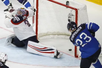 Joonas Kemppainen překonává Jimmyho Howarda v brance USA