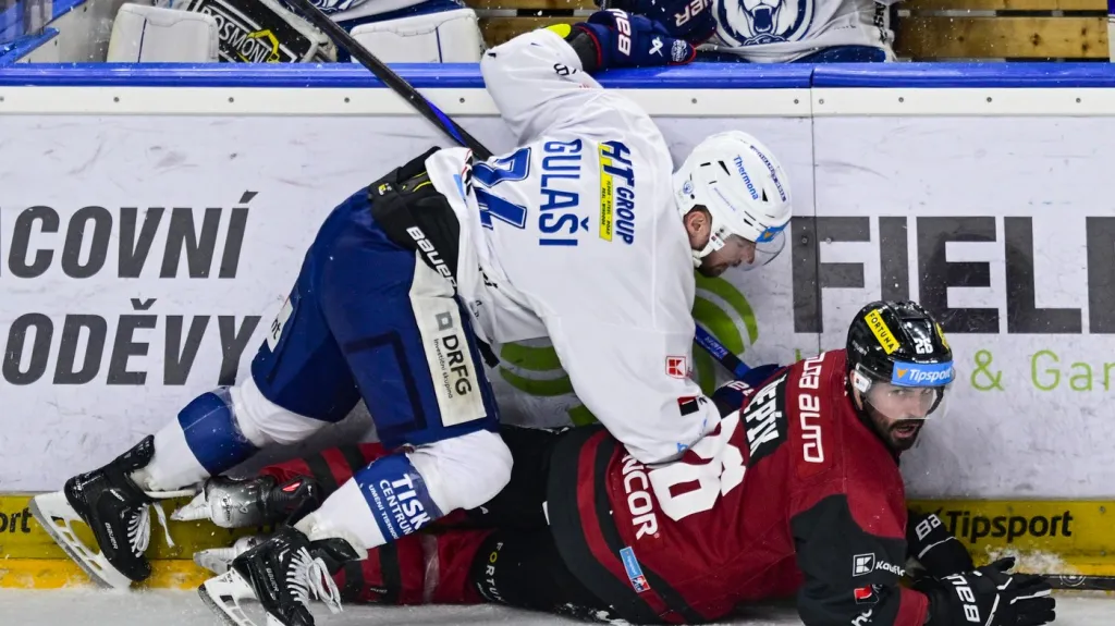 Brněnský obránce Michal Gulaši zalehává útočníka Michala Řepíka ze Sparty