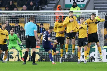 Fotbalisté Wolverhamptonu s Ladislavem Krejčím čelí přímému kopu Newcastlu