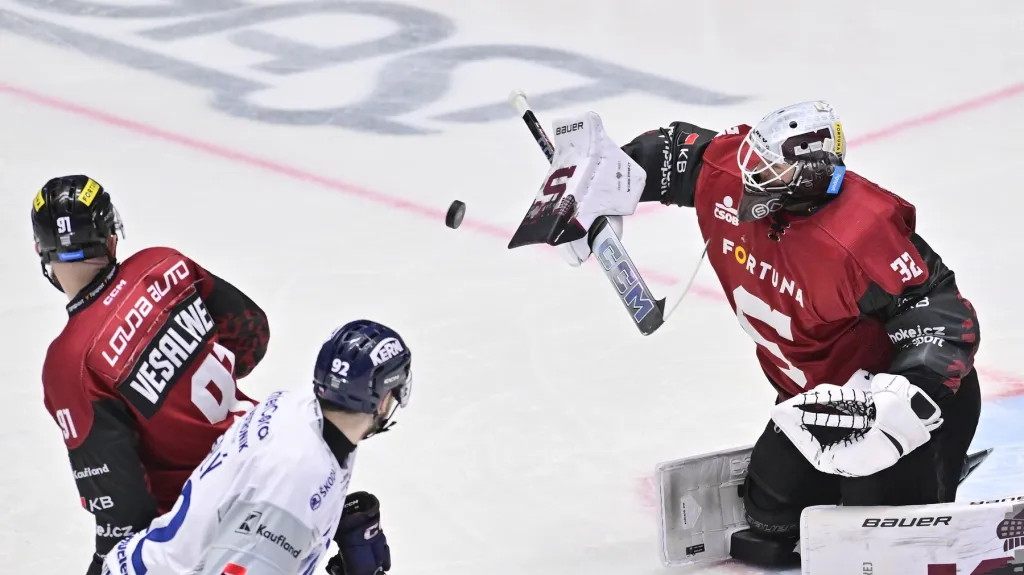 Joef Kořenář zasahuje