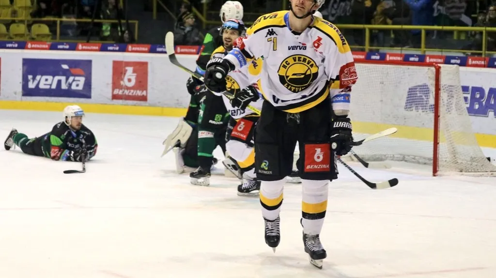 Juraj Mikúš se raduje z vítězné branky