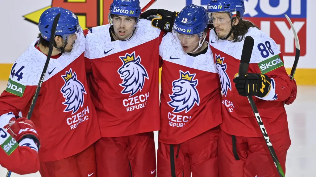Filip Chytil (druhý zleva) se raduje se spoluhráči z reprezentace