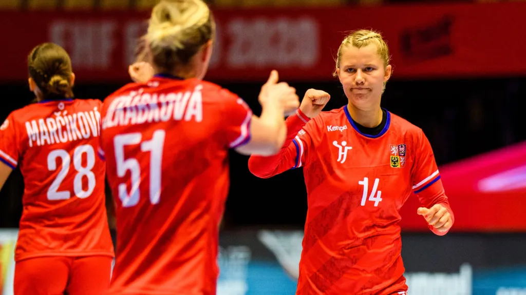 Česká házenkářka Kamila Kordovská (čelem) se povzbuzuje s Markétou Jeřábkovou