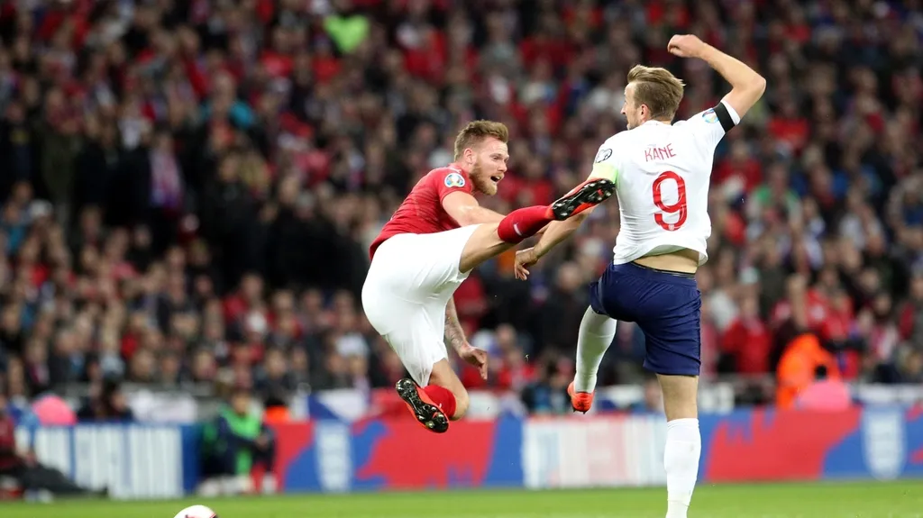 Tomáš Kalas v souboji s Harrym Kanem z Anglie