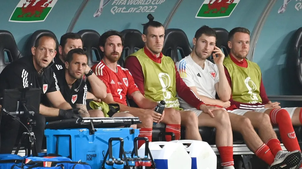 Gareth Bale na lavičce Walesu v utkání s Anglií