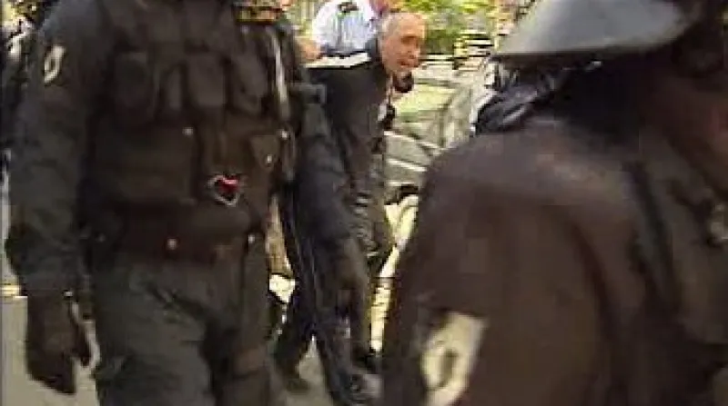 Policisté odváději fotbalového výtržníka.