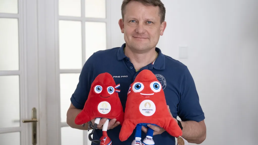 Šéf olympijské mise Martin Doktor s maskoty Her v Paříži