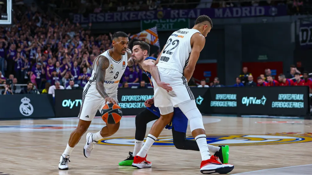 Tomáš Satoranský (uprostřed)