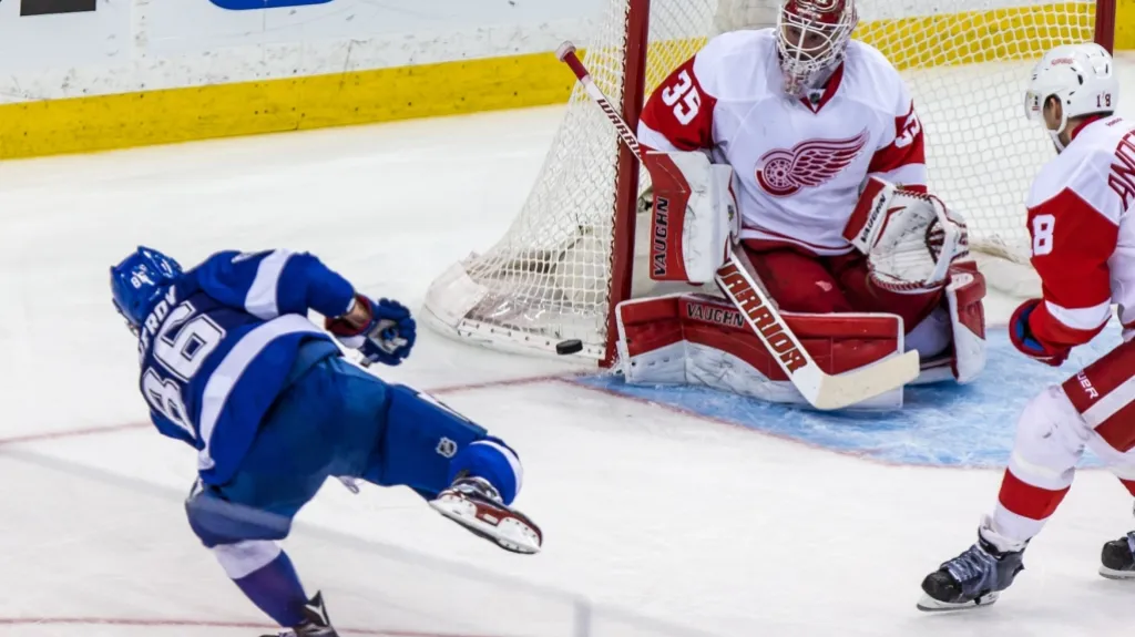 Petr Mrázek v utkání proti Tampě