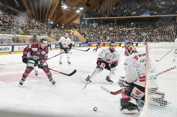 Sparťanský útočník Pavel Kousal v šanci proti Kanadě