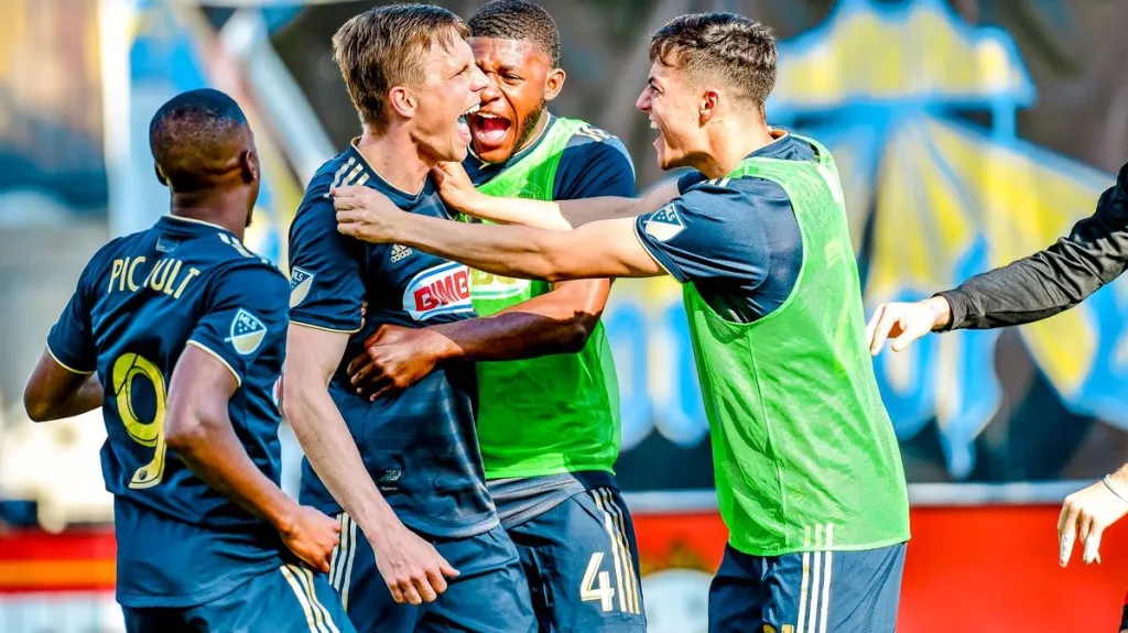 Bořek Dočkal (uprostřed) slaví se spoluhráči gól