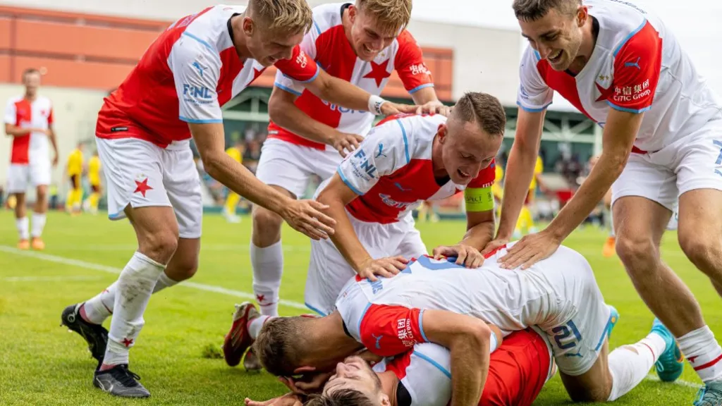 Fotbalisté Slavia B se radují po vyhraném derby se Spartou B