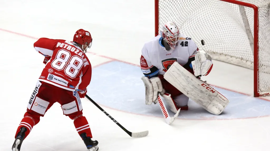Jakub Petružálek v utkání s Hradcem Králové