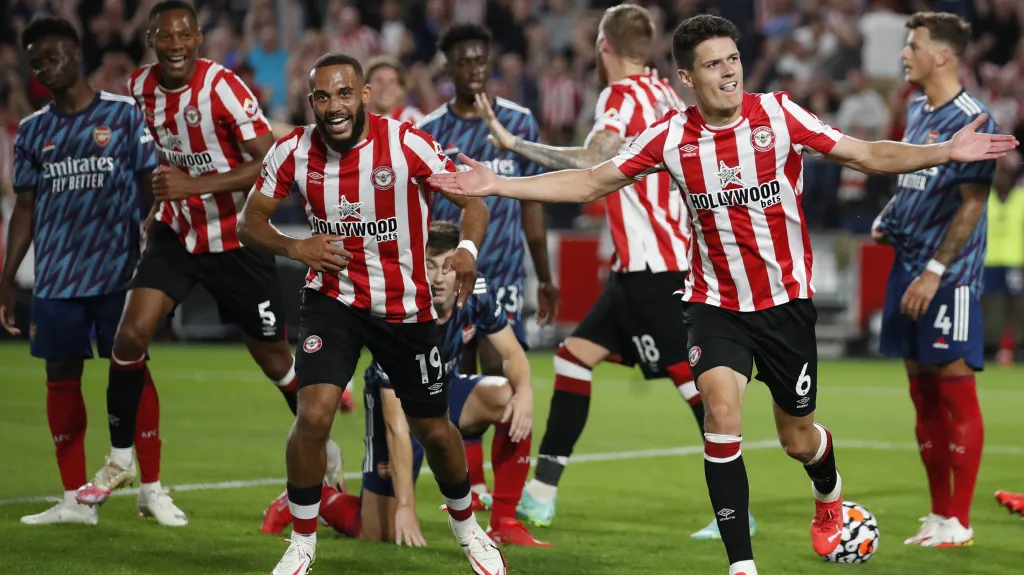Fotbalisté Brentfordu oslavují gól v síti Arsenalu