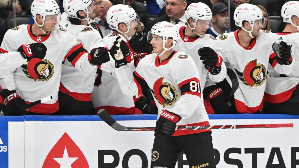 Dominik Kubalík slaví se spoluhráči