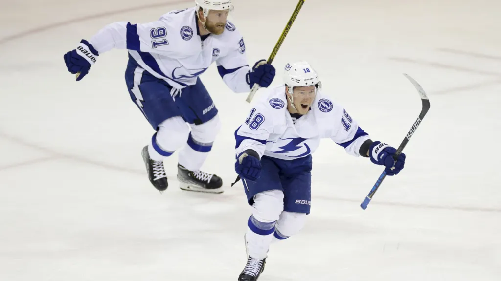 Ondřej Palát z Tampy Bay (vpravo) oslavuje gól v play-off NHL
