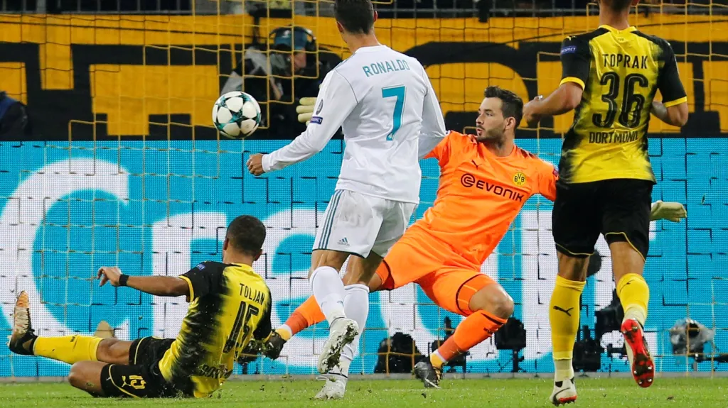 Ronaldo dává gól Borussii Dortmund