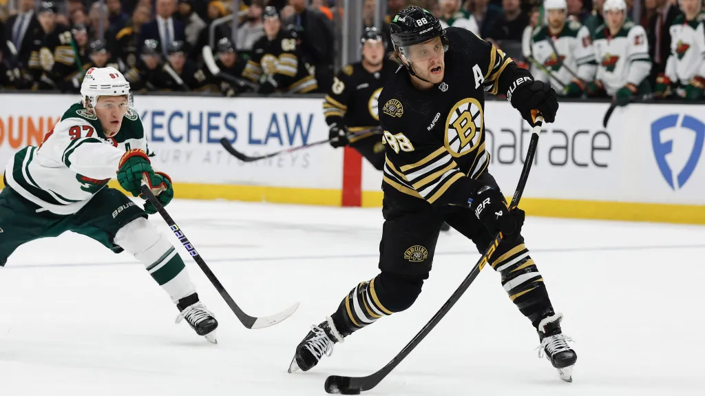 David Pastrňák při střelbě proti Minnesotě