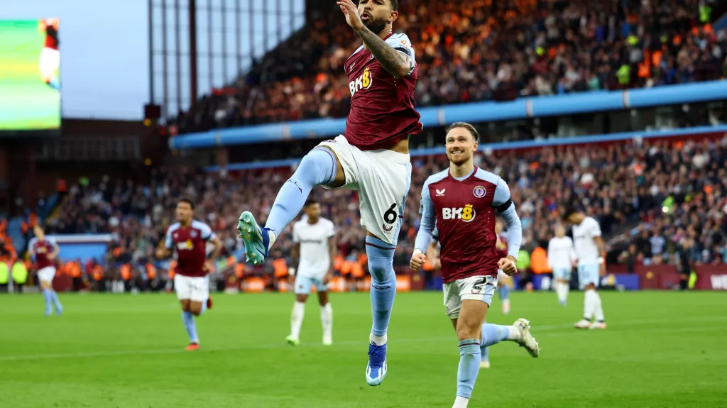 Douglas Luiz se raduje z gólu v síti West Hamu