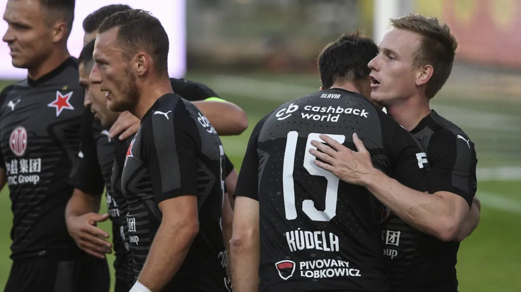 Petr Ševčík se raduje se spoluhráči