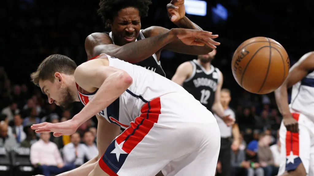 Tomáš Satoranský v utkání s Brooklynem