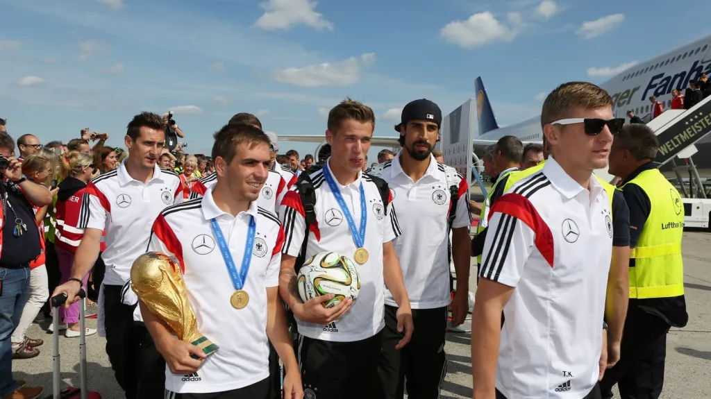 Němečtí fotbalisté po návratu z MS