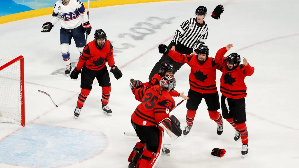 Kanadské hokejistky slaví zlato po finále s USA