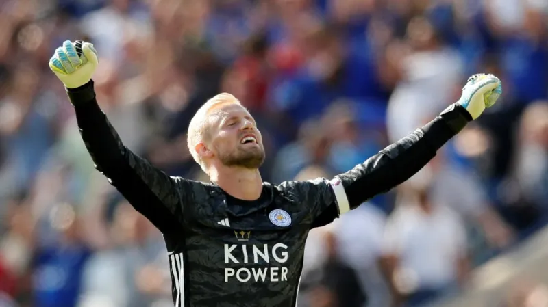 Kasper Schmeichel z Leicesteru se raduje z vítězství nad Tottenhamem