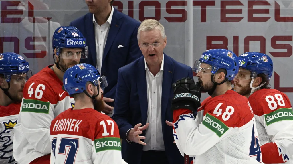 Kari Jalonen předává pokyny svým svěřencům